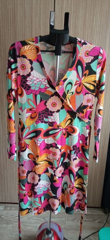 Preslatka haljina, divnih boja, duž.100cm, rukav 62 cm, ramena 40 cm