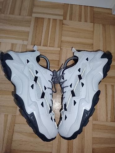 starke bele cena: Patike za svakodnevno nošenje i trail inspirisan dizajn UG 24,5 - — 2