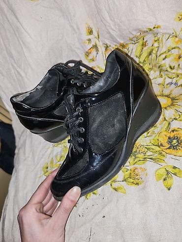 ugg sandale sa krznom: Crne ženske patike na punu petu (platformu) - Dizajn: kombinacija — 2