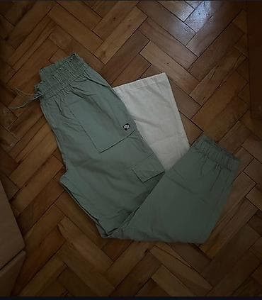 Laganе zenske cargo pantalone u maslinasto zelenoj boji. -