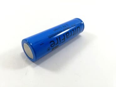 bela tehnika i kucni aparati: UltraFire Li-ion punjiva baterija Model : 18650 propusni — 2