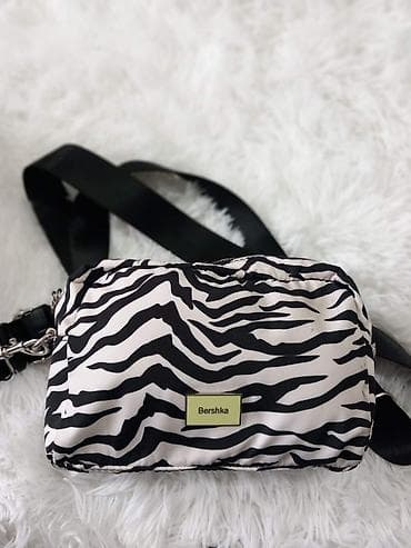 Bershka crossbody/struk torbica sa zebrinim printom - Model