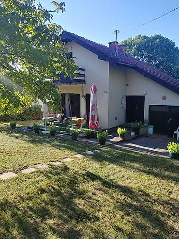 Porodična kuća sa prostranim dvorištem i zelenilom - Samostalna kuća