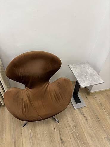 ceca stepic namestaj: Cena uključuje: -Pult, stolica za pult -3 slike -3 velika štendera — 5