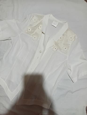 Shirts, blouses and tunics: Bela ženska košulja sa kratkim rukavima i klasičnim kragnom. Prednji — 1