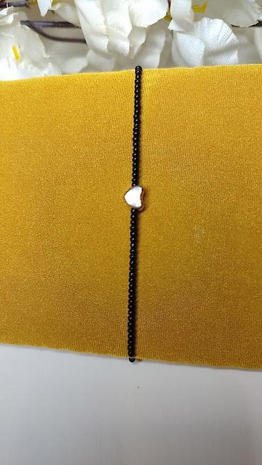 dzepni sat cena: Elegantna minimalistička narukvica sa sitnim crnim perlama i — 2