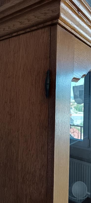 fotelje na razvlacenje: Na prodaju ocuvana, kvalitetna i masivna drvena vitrina. Namestaj je — 3