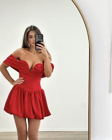 Blazers: Koktel mini haljina sa otvorenim ramenima i srcolikim dekolteom. Struk — 4