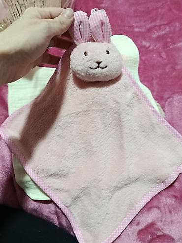 motor na akumulator za deca: Poklon set za bebu – roza tema Sadržaj seta: - Pletena dekorativna — 6