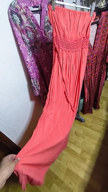 Duga letnja haljina bez naramenica – koralno roze - Model: maxi