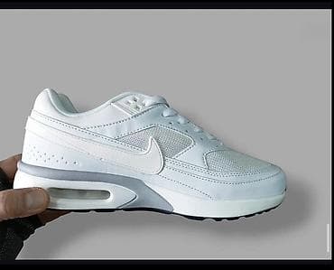 Nike patike – bele, niskog profila, sa vidljivim Air jastučićem u