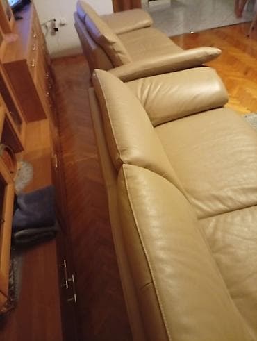 stolovi za kuhinju: Kožna dvosede/sofa – bež/peščana boja . DVA TROSEDA — 8