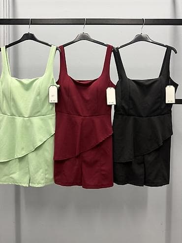 kombinezon na engleskom: Ženski jednodelni šorts kombinezon sa peplum detaljem
S M L
1650 din — 4