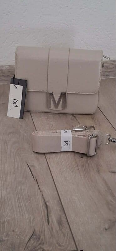 turska roba na veliko novi pazar: Elegantna ženska torbica preko ramena sa metalnim slovom „M” na — 5