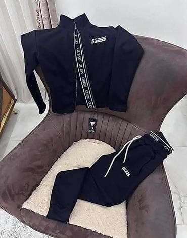 Gornji i donji deo: Komplet trenerke Guess gornji deo i donji deo. - Model sa visokim — 3