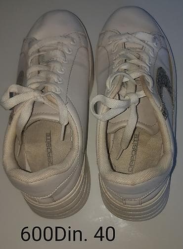 Flat shoes: Crne sportske patike sa belim detaljima i debljim đonom. - Veličina — 4