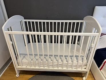 postolje za tv: Beli drveni krevetac za bebe sa točkićima - Materijal: lakirano drvo — 5