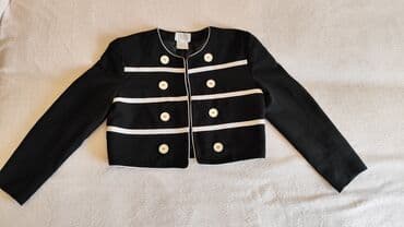Crni blejzer M/L Postavljen, kvalitetan, efektan Bela dugmad i bele na lalafo.rs Crni blejzer M/L Postavljen, kvalitetan, efektan Bela dugmad i bele