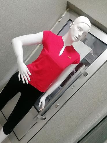 aktivni ves majica: === PART 1: TEXTUAL DESCRIPTION === Crvena ženska majica kratkih — 2