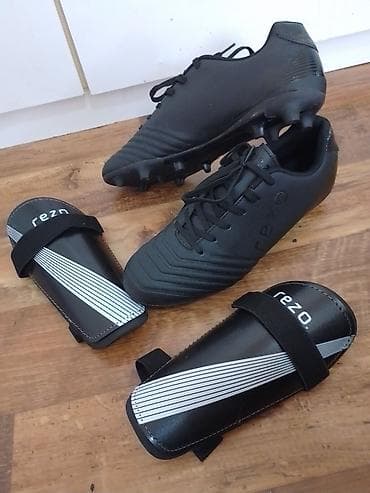 Sport i razonoda: Kopacke broj 42 i stitnici su u perfektnom stanju, doneseni su iz — 9