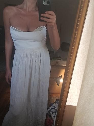Zara korse sa diskretnim sjajem na ivici dekoltea. - Model