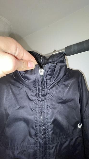 majice l: Crna Nike sportska jakna sa visokim kragnom i punjenjem za hladnije — 3