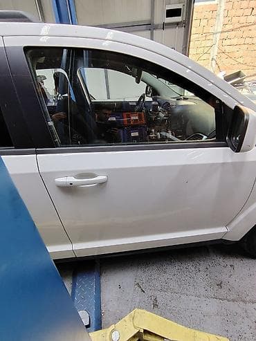 tapacirana vrata: Fiat Freemont prednja desna vrata bela boja — 1