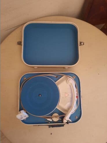 bas pojacala: Retro,stari mali gramofon u koferu. Simpatican mali gramofon,vise kao — 2