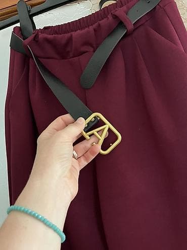 Pantalone: Elegantne bordo ženske pantalone sa pojasom - Model: slim/peg fit — 3