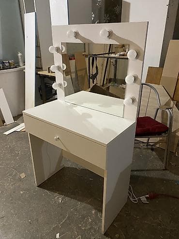 dupli lavabo sa ormaricem: Toaletni sto sa holivudskim ogledalom i LED sijalicama - Moderan — 4