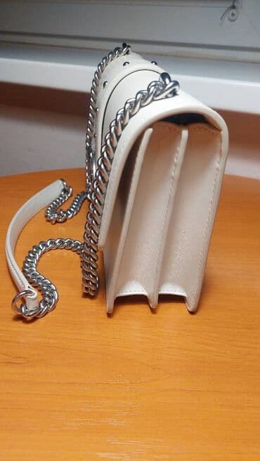 Neseseri: Bоја - Bela — 2