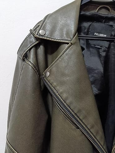 starke sa platformom: PULL&BEAR ženska bajkerska jakna od veštačke kože - Model — 4