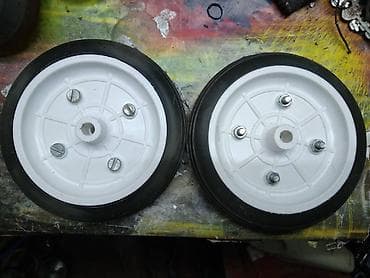 Plasticni tockovi precnik oko 13 cm. otvor rupe 1 cm.sa gumama na lalafo.rs Plasticni tockovi precnik oko 13 cm. otvor rupe 1 cm.sa gumama