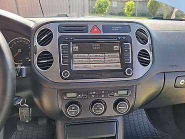 akumulator za tiguana: Volkswagen Tiguan 2.0 TDI, kompaktni SUV u srebrnoj metalik boji, sa — 10