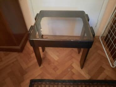 sofa za spavanje sa feder dusekom rs: Mali drveni (klub) stocic sa staklom Dimenzije 48x48 cm Visina oko — 1