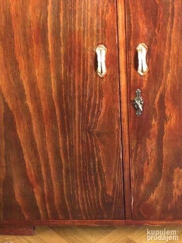 Komode: Starinska drvena komoda. Dimenzije su visina 110cm, širina 101cm, a — 4