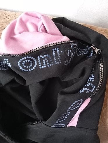 duks lacoste: Ženska dukserica sa kapuljačom, crna sa svetloružičastom postavom. - — 2