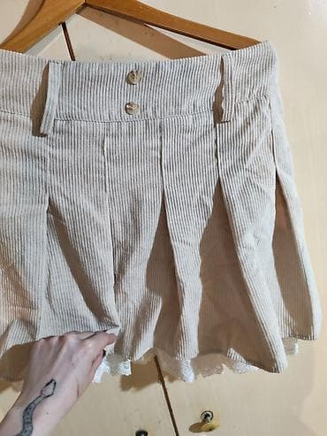 suknja m: Bež suknja sa faltama i čipkastim rubom - Materijal: somot (sitne — 1