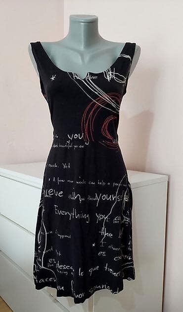 Crna letnja haljina bez rukava sa printom - Model: lepršava haljina