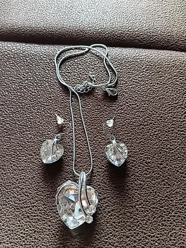 Komplet nakita – ogrlica i minđuše sa privescima u obliku srca