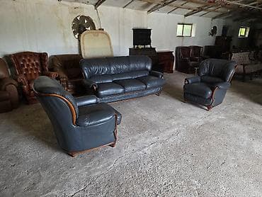 Kožna garnitura tamno sive boje, idealna za dnevni boravak ili