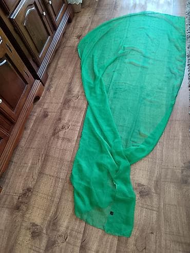 Zeleni šifon/organza ešarpa– lagan, proziran i lepršav. Tkanina je