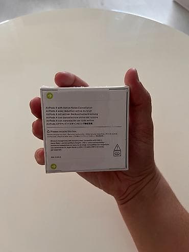stalci za zvucnike: 1)Nove neotpakovane AirPods 4 slušalice 2)Originalno pakovanje 3)100% — 4