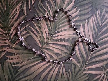 Ogrlica sa cvetnim motivima i kockastim perlama - Materijal: metalik