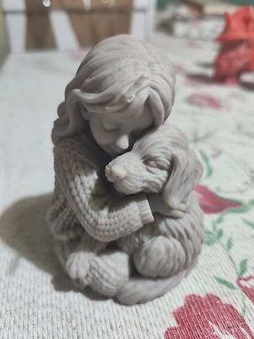 figura slona: Sveća devojčica koja grli psa - Izuzetno detaljna izrada: tekstura — 2