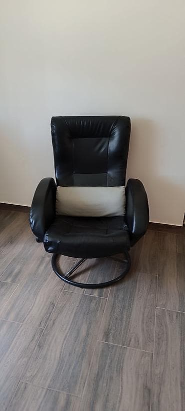 Kompaktna fotelja sa zakrivljenim metalnim postoljem