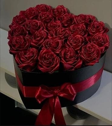 jastuci za ugaonu garnituru: Elegantne poklon kutije sa ružama – personalizovani aranžmani - — 4