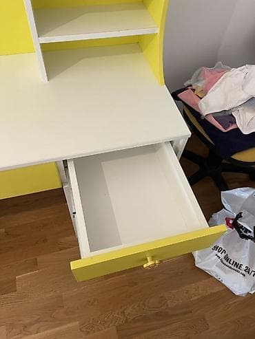 preklopni mehanizam za stolove: Na prodaju dečiji radni sto sa policama, fiokama i ormarićem. Sto je — 3