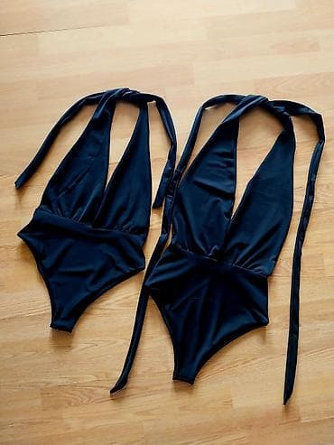 Šortsevi: Jednodelni crni kupaći kostim sa dubokim V dekolteom i dugim trakama — 3