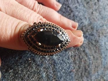 Veliki uniseks prsten sa crnim kamenom i bogatom ornamentikom. -